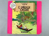 un livre rose avec l'image d'un homme et d'une femme dans un bateau