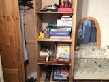 une petite pièce avec un bureau et une bibliothèque