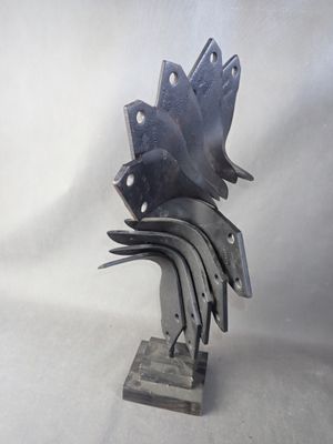 une sculpture métallique représentant un oiseau, réalisée à partir de fourchettes
