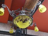 une horloge suspendue au plafond d'un immeuble