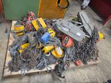 un tas de chaînes et d'autres outils posés sur une palette