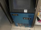 un micro-ondes posé dans un coin de la pièce