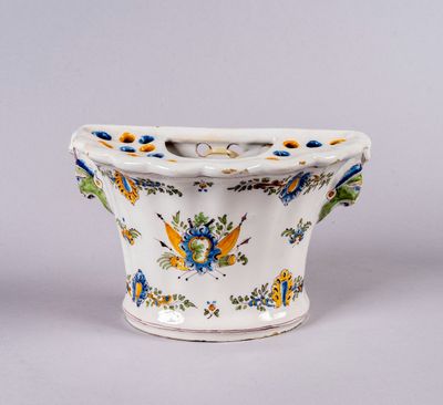 Moustiers Bouquetière d’applique en faïence de forme balustr…