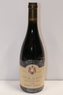 une bouteille de vin posée sur une table