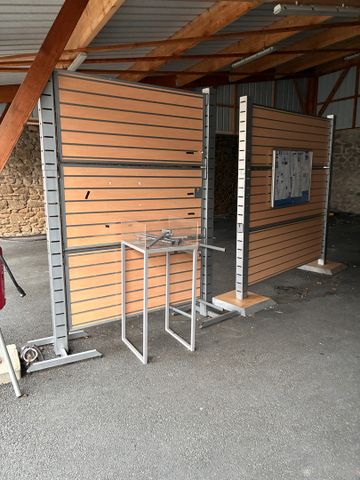 Deux panneaux rainurés. Frais en sus 14.28%. TVA Récupérable. Pas...