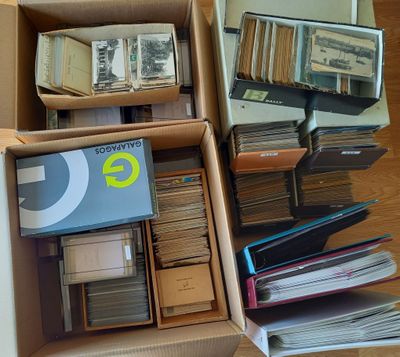 une boîte remplie de livres posée sur un plancher en bois