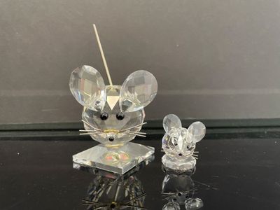 deux souris en cristal posées sur une table