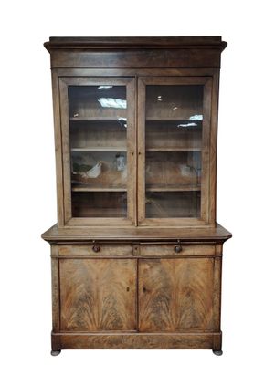 un vieux vaisselier en bois avec portes et tiroirs en verre