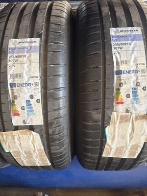 Deux pneus sont empilés l'un sur l'autre sur une table bleue