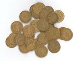 une pile de vieilles pièces de monnaie sur une surface blanche