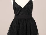 une robe noire sur un pied de mannequin