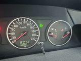 un gros plan du tableau de bord d'une voiture, avec un compteur de vitesse et des jauges