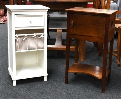 une table, une chaise et une armoire dans une pièce