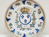 une assiette bleue et blanche ornée d'une couronne