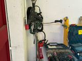 une table avec des outils dans un garage