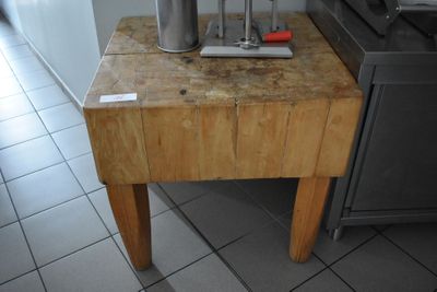 une table en bois sur laquelle est posé un mixeur, dans une cuisine