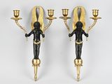 deux bougies noires et dorées ornées d'anges, sur fond blanc