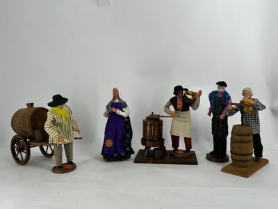 plusieurs figurines représentant des personnes debout autour d'un tonneau de vin