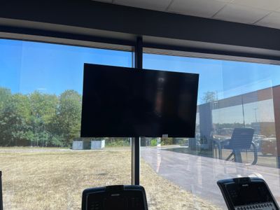 une télévision accrochée au mur de la salle de sport