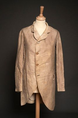 une image d'un costume sur un mannequin