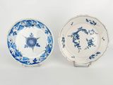 deux assiettes bleues et blanches ornées de fleurs et d'oiseaux