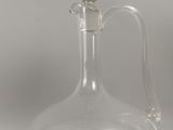 une bouteille en verre transparent munie d'un bouchon en verre