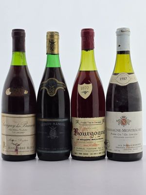 quatre bouteilles de vin sont alignées sur une table