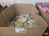 une boîte en carton remplie de livres et d'autres objets