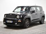 La Jeep Renegade est garée sur un sol en carrelage à damier