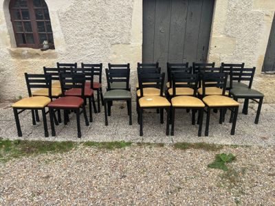 beaucoup de chaises alignées devant un bâtiment