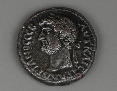 Gros plan sur une pièce de monnaie portant le visage d'un homme