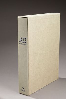un livre blanc portant l'inscription « jazz », posé sur un fond gris