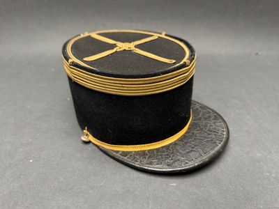 chapeau haut-de-forme noir et doré, orné d'un ruban doré autour du bord