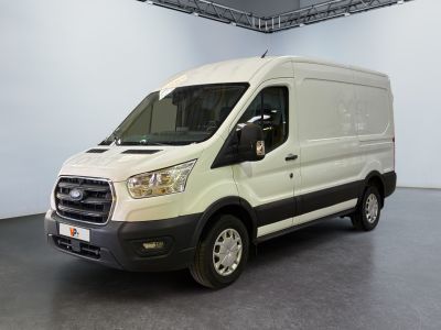 La camionnette blanche est garée dans la grande salle du bâtiment.