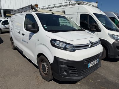 de nombreuses camionnettes blanches garées sur un parking