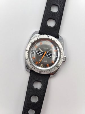 une montre posée sur une surface blanche