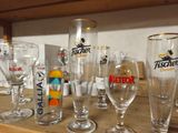 de nombreux types de verres à bière sur une étagère
