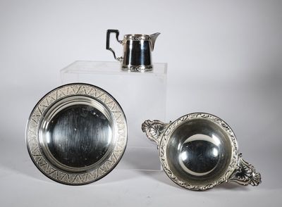 une paire de théières en métal argenté et une théière en métal argenté