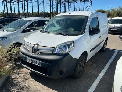 une camionnette blanche garée dans un parking à côté d'autres voitures