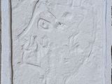 un gros plan sur un relief blanc représentant le visage d'une femme