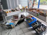 de nombreuses caisses de livres posées sur une table dans une pièce