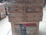 boîtes empilées dans un entrepôt