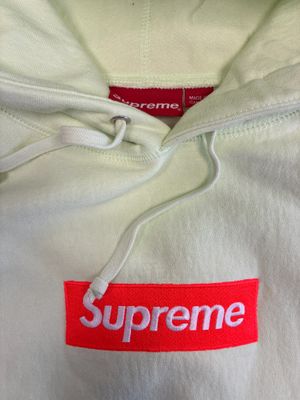 Sweat à capuche Supreme blanc avec le logo Supreme rouge sur la poitrine