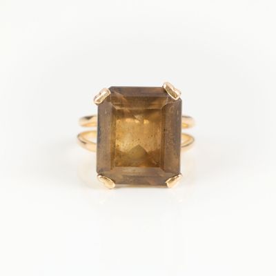 Bague en or sertie d'un quartz fumé taille émeraude. - Photo 1