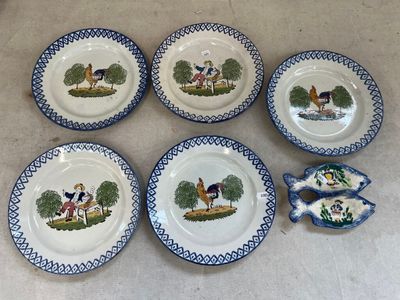 six assiettes bleues et blanches ornées d'animaux, posées sur une table