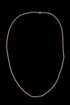 un collier en or sur fond noir