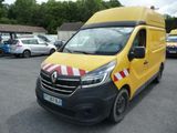 une camionnette jaune garée dans un parking