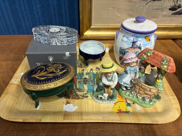 Deux figurines en biscuit modernes, un pot couvert, 3 éléments en...