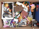 une boîte en carton remplie d'articles ménagers divers