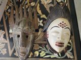 une table sur laquelle sont posés deux masques